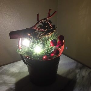 REINDEER BASKET BATTERY LIGHTED HOLIDAY BERRY, GREENERY & PINECONE DECORATION